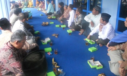 Suasana syawalan keluarga besar FIAI UII di kediaman Mujiyana, Ahad (02/09/2012)